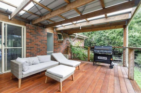Private Holiday Home With Rain Forest Creek View